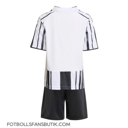 Juventus Replika Hemmatröja Barn 2025-26 Kortärmad (+ Korta byxor) Juventus Replika Hemmatröja Barn 2025-26 Kortärmad (+ Korta byxor)